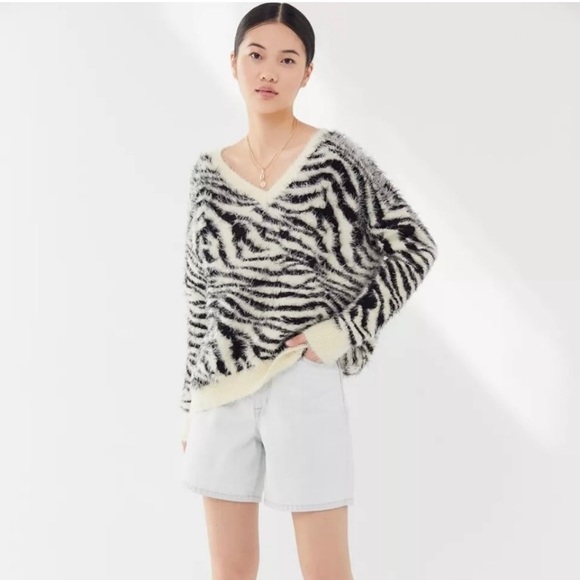 HOUSE OF SUNNY Fuzzy Zebra V-neck Sweater NEW - Picture 4 of 8